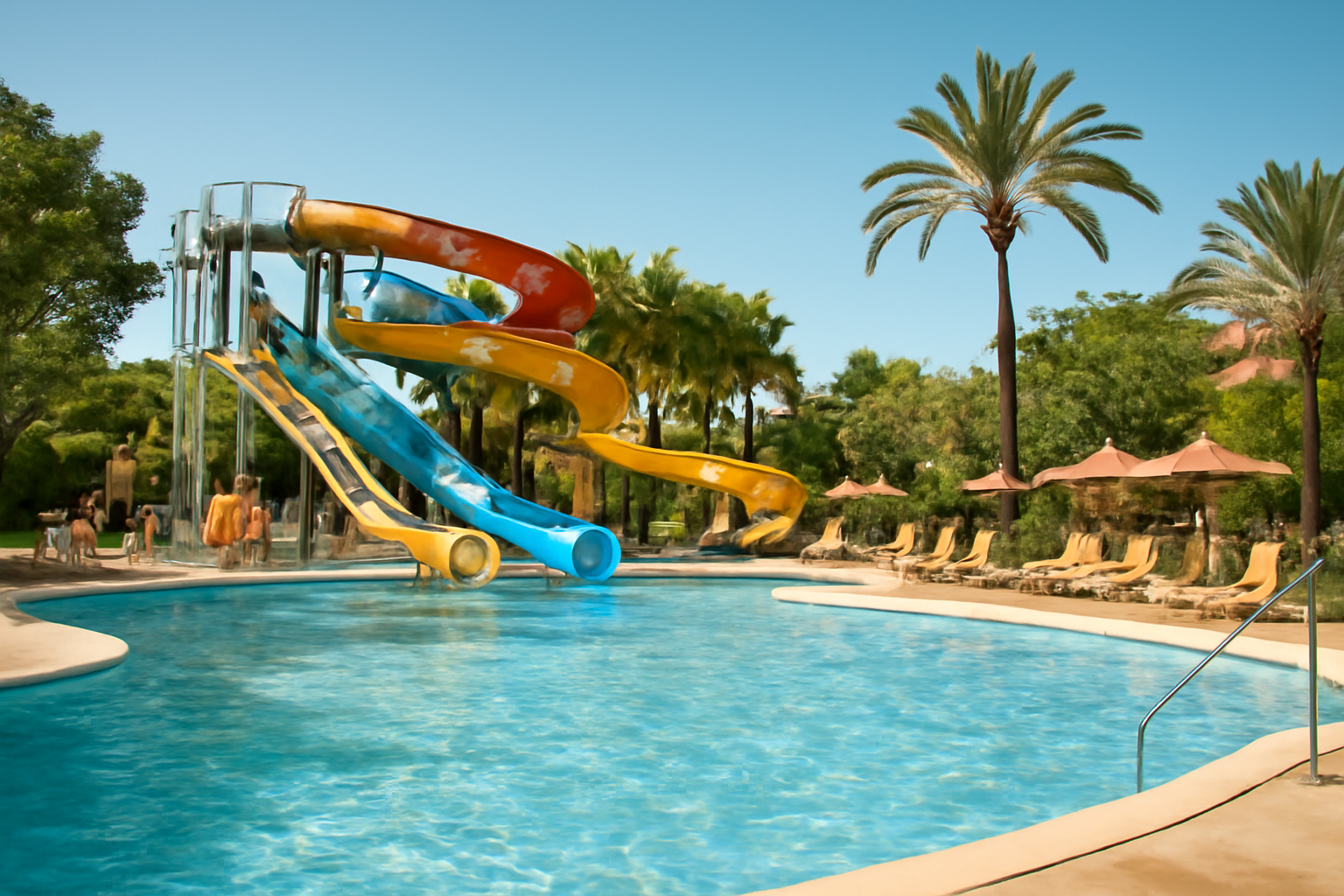 Parque acuático familiar en un entorno mediterráneo